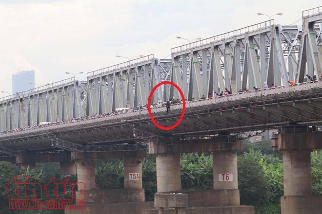 Người phụ nữ 'cố thủ' trên cầu Chương Dương gần 2 tiếng, đòi nhảy cầu